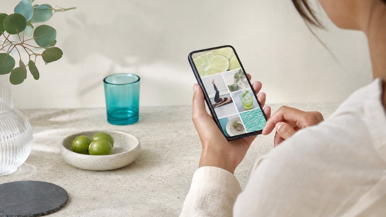 Persona revisando tendencias de bienestar en la app