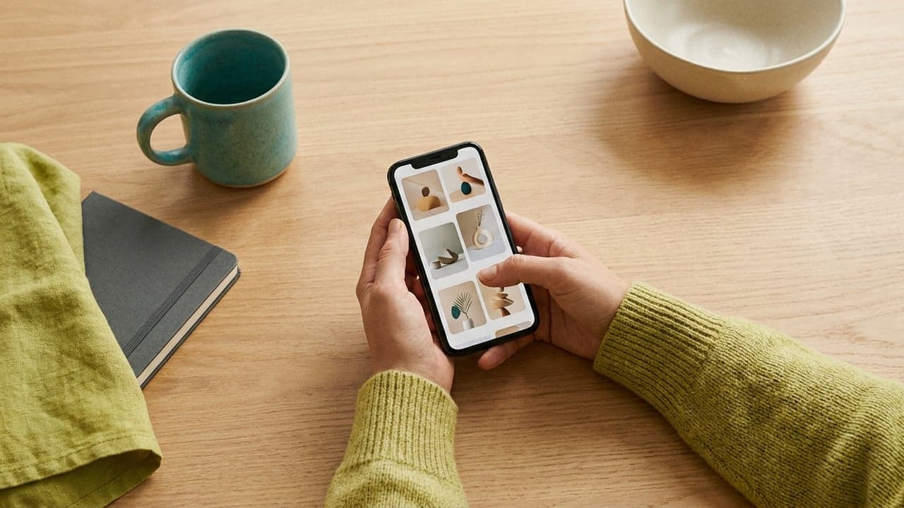 Persona revisando tendencias de bienestar en la app